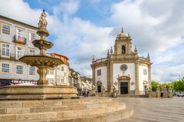 Barcelos - Portekiz çeşme ile kilise Bom Jesus da Cruz adlı görüntülemek