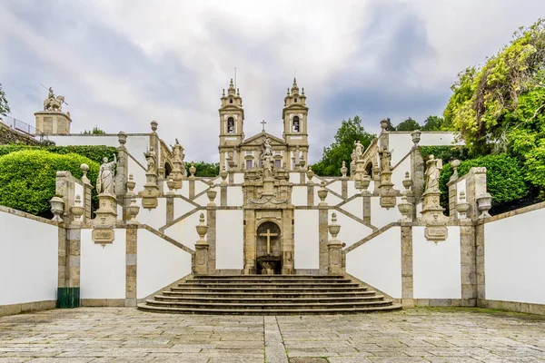 Σκάλα (Via Sacra) και η εκκλησία του Ιησού Bom do Monte στην Tenoes κοντά στο Braga - Πορτογαλία — Φωτογραφία Αρχείου