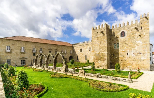 Vista al jardín de la Corte de los Arzobispos en Braga, Portugal — Foto de Stock