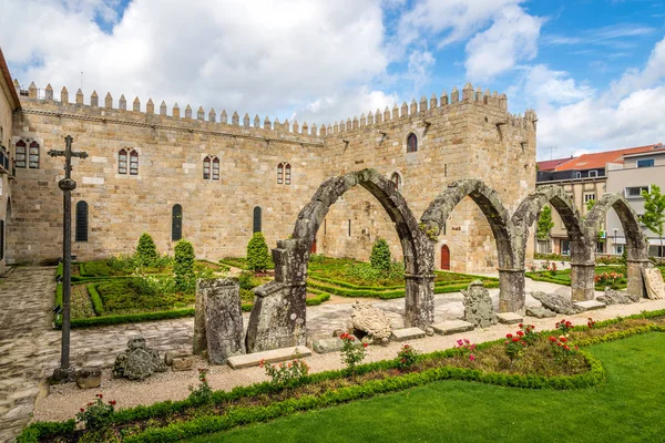 Braga, Portekiz başpiskoposlar mahkeme Bahçe harabelerde, görüntüleme — Stok fotoğraf
