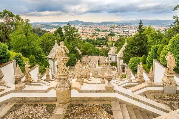 Vista en la ciudad de Braga desde la escalera Via Sacra de Bom Jesus do Monte santuario en Tenoes, Portugal — Foto de Stock