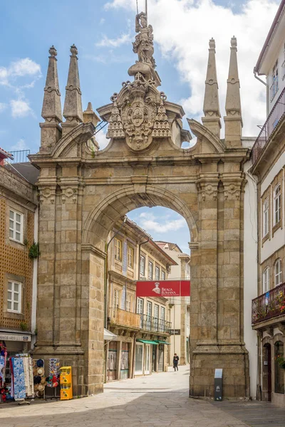 Den båge av Rua Souto (Porta Nova) på gatorna i Braga i Portugal — Stockfoto