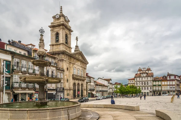 Fontaine et Basilique Sao Pedro à la place Largo do Toural à Guimaraes - Portugal — Photo