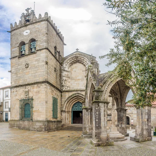 Vista en la iglesia de Nossa Senhora da Oliveira en Guimaraes, Portugal — Foto de Stock