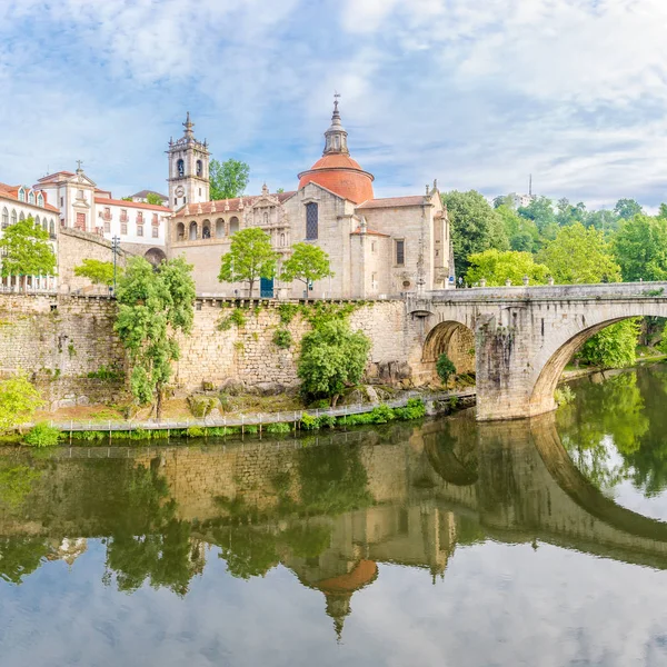 Vista a la iglesia de Sao Domingos y al monasterio de Sao Goncalo sobre el río Tamega en Amarante, Portugal —  Fotos de Stock