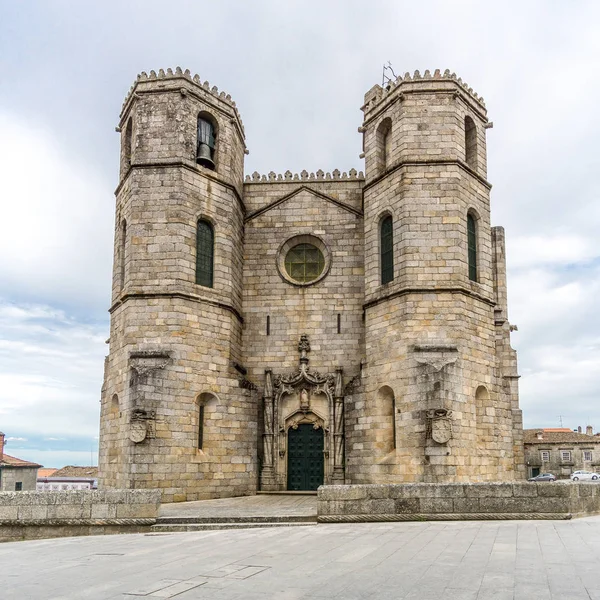 Zijaanzicht van de kathedraal van Guarda in Portugal — Stockfoto