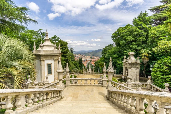 Vista en la escalera al Santuario de Nuestra Señora de Remedios en Lamego, Portugal — Foto de Stock