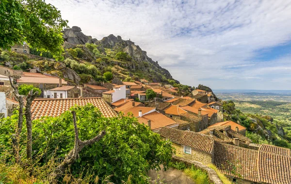 Переглянути на дахах "Монсанто" село в Португалії — стокове фото