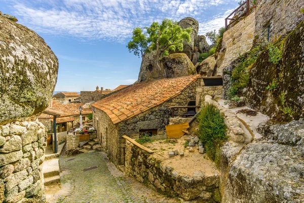 Vista a las calles del pueblo de Monsanto en Portugal —  Fotos de Stock