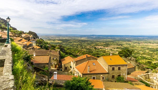モンサント村、ポルトガルで住宅の屋根を表示します。 — ストック写真