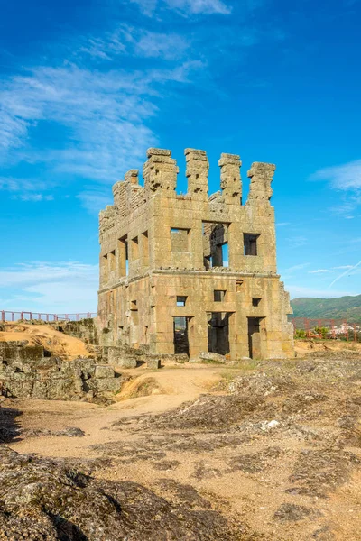 Torre Centrum Cellas en Colmeal da Torre cerca de la ciudad de Belmonte - Portugal — Foto de Stock