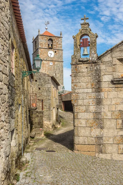 Torre del reloj Lucano en las calles del pueblo de Monsanto - Portugal —  Fotos de Stock