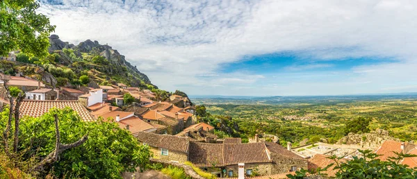 モンサント村、ポルトガルの家々 の屋根のパノラマ ビュー — ストック写真