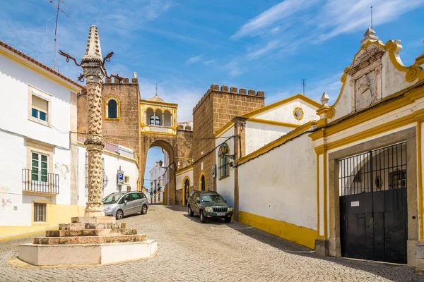 Pillory y Arco de Santa Clara en la ciudad de Elvas - Portugal —  Fotos de Stock