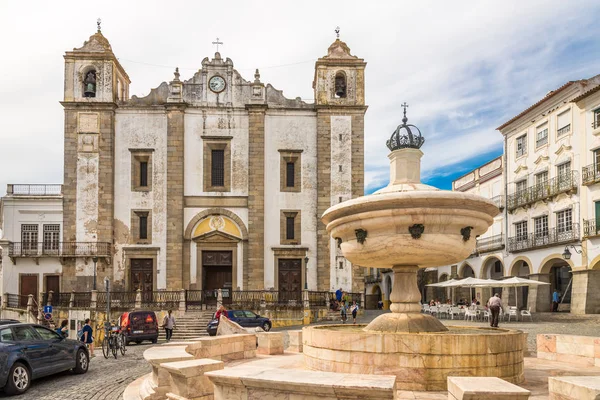 Fuente Chafariz con iglesia de San Antón en la plaza Giraldo en Evora - Portugal — Foto de Stock