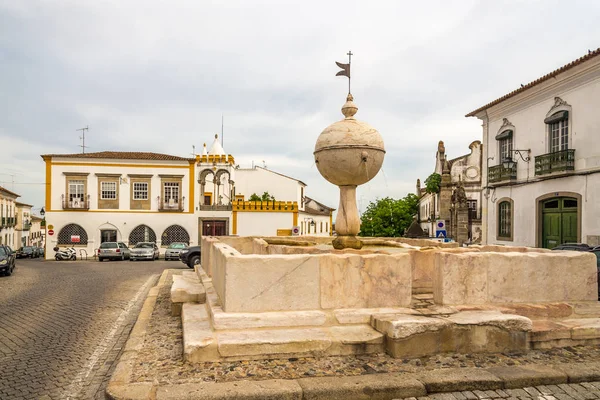 Fuente Porta de Moura en las calles de Evora en Portugal —  Fotos de Stock