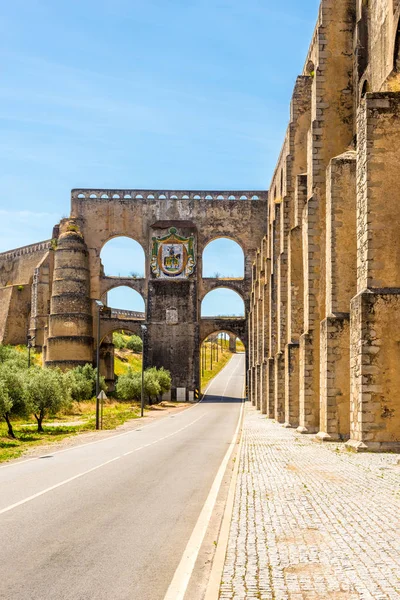 Antiguo acueducto en la ciudad de Elvas - Portugal — Foto de Stock