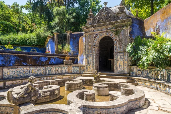 Chapelle et fontaine dans le quartier des Marquesses du Palais de Fronteira à Lisbonne, Portugal — Photo