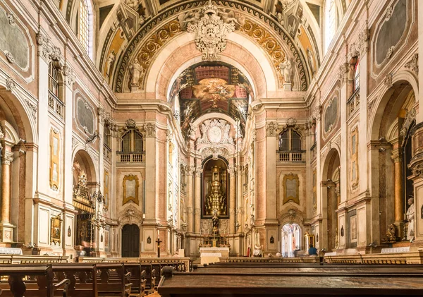 Dentro de la Iglesia Nuestra Señora de la Encarnación en Lisboa - Portugal — Foto de Stock