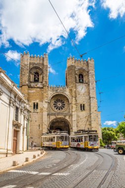 Edildi Binbaşı Katedrali, Lizbon Portekiz sokaklarında eski tramvay ile göster