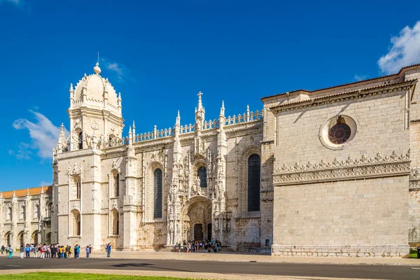 Vista de la iglesia de Santa Maria cerca del Monasterio de Jerónimos Monasterio en Lisboa - Portugal —  Fotos de Stock