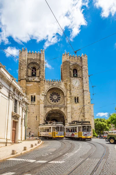 Edildi Binbaşı Katedrali, Lizbon Portekiz sokaklarında eski tramvay ile göster