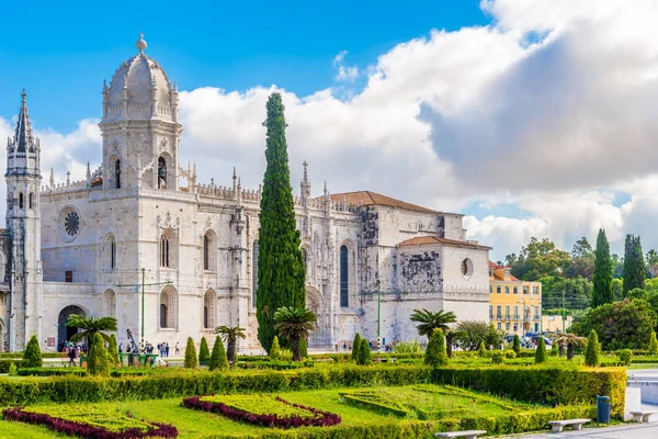 Kijk op de kerk van Santa Maria in de buurt van Jeronimos klooster in Lissabon - Portugal — Stockfoto