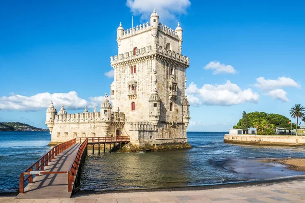 Vista en la torre de Belem en la orilla del río Tejo en Lisboa, Portugal —  Fotos de Stock