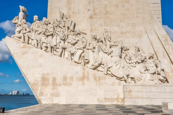 Vista en las Esculturas de Monumento a los Descubrimientos en Lisboa, Portugal —  Fotos de Stock