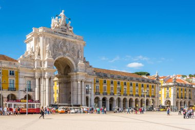 Rua Augusta kemer Comercio sqaure Lizbon üzerinden görüntülemek