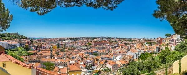 Panoramiczny widok na miasto z punktu widzenia w pobliżu Kościoła da Graca w Lizbona, Portugalia — Zdjęcie stockowe