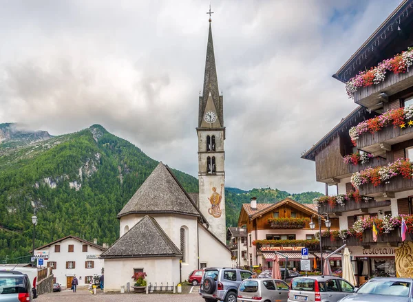 In den strassen von alleghe in den italienischen dolomiten — Stockfoto