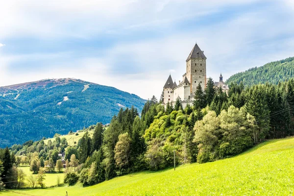 Vista en el castillo Moosham cerca de Tamsweg en Austria —  Fotos de Stock