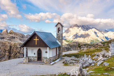 Cappella degli Alpini - Şapel Tre Cime di Lavaredo Dolomites içinde güney kenarındaki