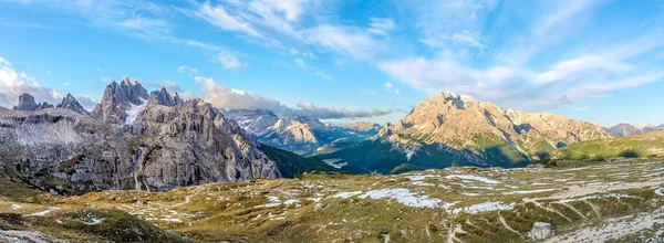 Vista panorámica de las montañas desde el lado sur Tre Cime di Lavaredo en Dolomitas — Foto de Stock