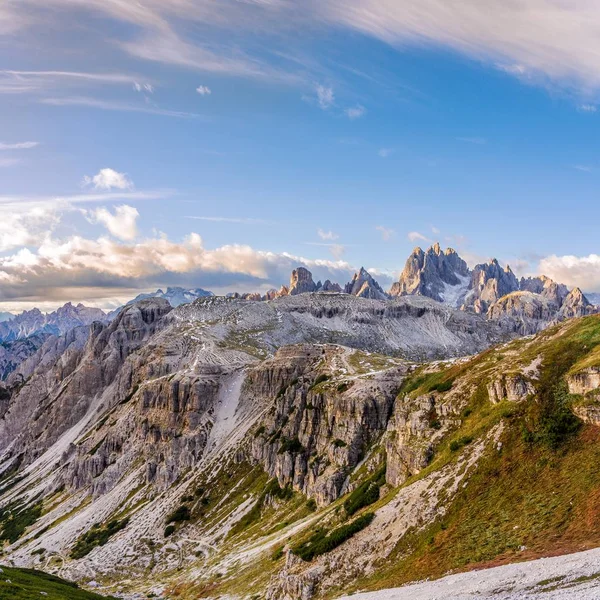 Vista de las montañas desde el lado sur Tre Cime di Lavaredo en Dolomites, Italia — Foto de Stock