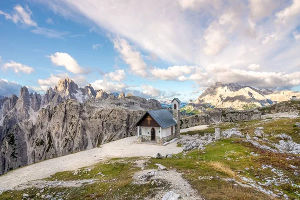 Vista en Cappella degli Alpini desde el lado sur de Tre Cime di Lavaredo en Dolomitas — Foto de Stock