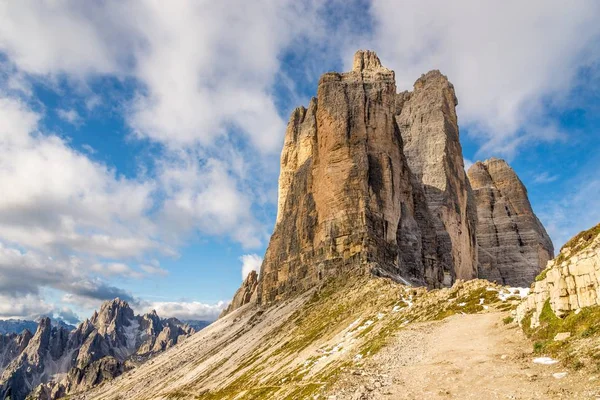 Vista en la Forcella Lavaredo con montañas Tre Cime en Dolomitas, Italia — Foto de Stock