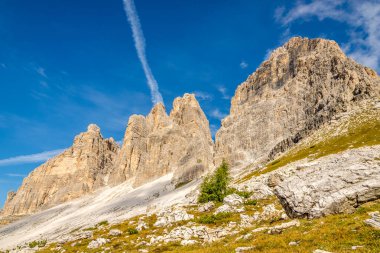 Valley Tre Cime dağlarda Dolomites, İtalya Güney tarafında görüntülemek