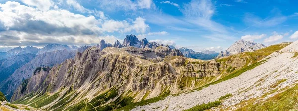 Panoraamanäkymät eteläiseltä puolelta Tre Cime di Lavaredo in South Tirol of Dolomites - Italia — kuvapankkivalokuva