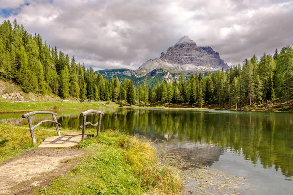 Lago Antorno cerca de Misurina en el sur del Tirol Dolomitas montaña - Italia — Foto de Stock