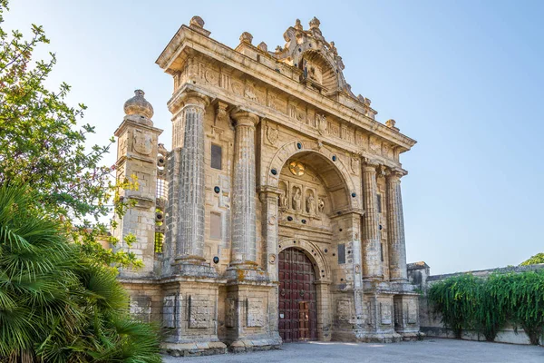 Brama wjazdowa do charterhouse Santa Maria de la Defension w Jerez de la Frontera, Hiszpania — Zdjęcie stockowe