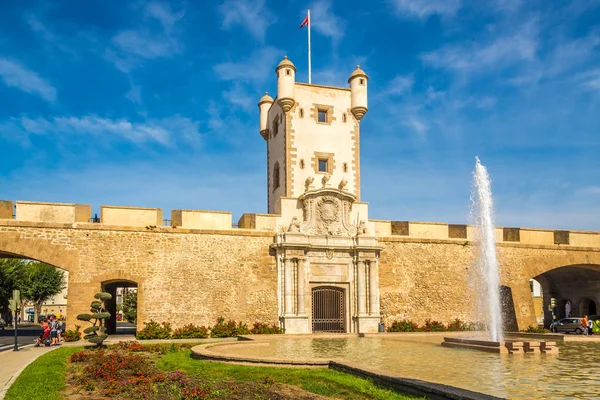 Vista a la Torre de la Tierra Puertas en el lugar de la Constitución en Cádiz - Sapin —  Fotos de Stock