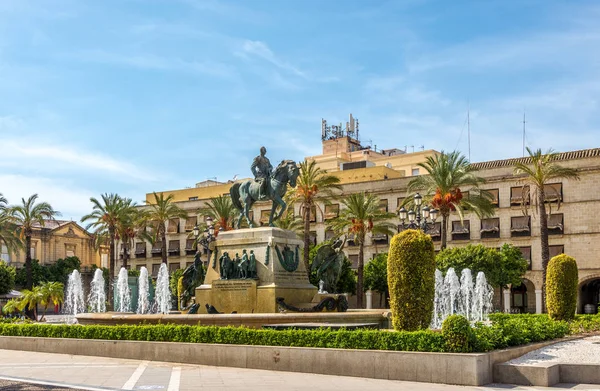 Fuente y monumento en la plaza del Arenal de Jerez de la Frontera - España —  Fotos de Stock