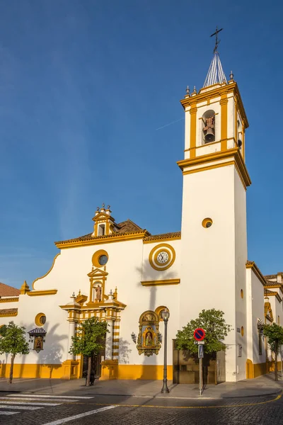 圣塔玛丽亚马格达莱纳教会在 Dos 斯赫尔马纳斯镇附近塞维利亚-西班牙 — 图库照片