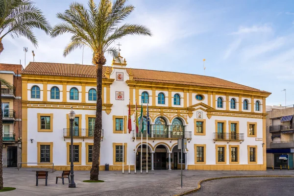 Ayuntamiento en el lugar de la Constitución en la ciudad de Dos Hermanas cerca de Sevilla - España — Foto de Stock