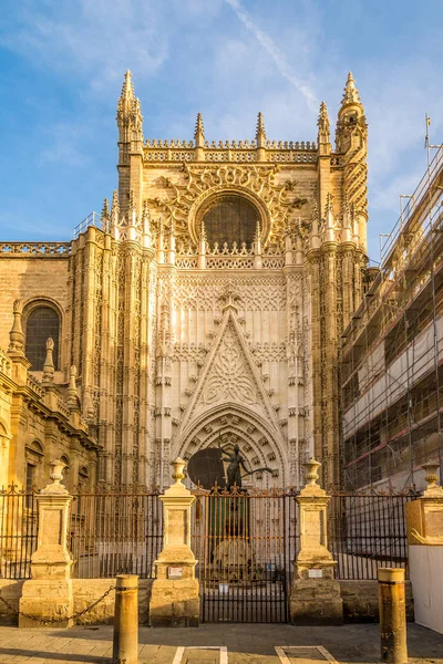Vista en el portal de la catedral de Sevilla - España — Foto de Stock