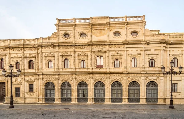 Visa på byggnad av stadshuset i Sevilla, Spanien — Stockfoto