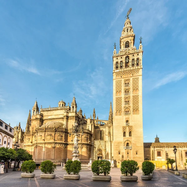 Veduta della Cattedrale di Siviglia con Giralda - Spagna — Foto Stock