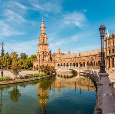 Sevilla, İspanya Espana yer nehirde yansıması ile Kuzey Kulesi